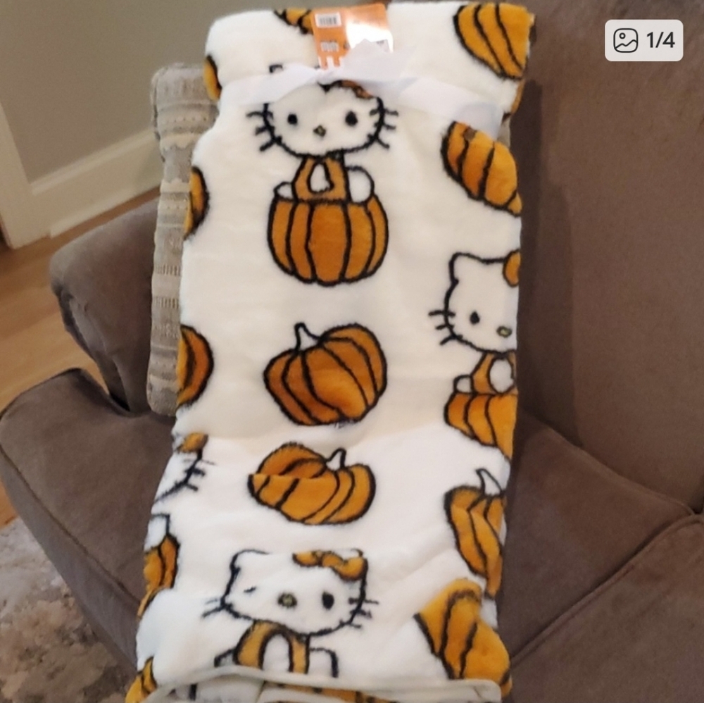 Hello Kitty Faux Fur Pumpkin Blanket-NWT